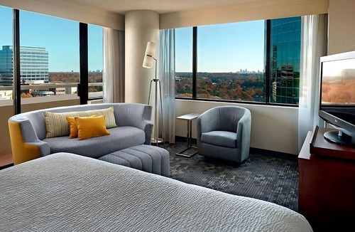Cumberland Hotel | Stay Close to Cumberland Mall! Pet Friendly Property w/Indoor Pool