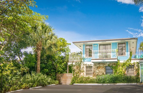 Juno Beach House | Steps to the Beach. Prime Location. Beach Bungalow Chic.