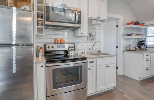 Seabrook House | Steps to Town & Parks, Games, Deck View + Sunset