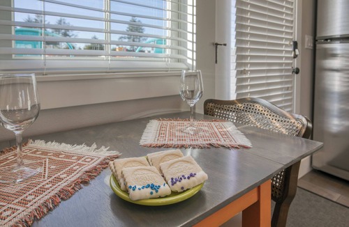 Seabrook House | Steps to Town & Parks, Games, Deck View + Sunset