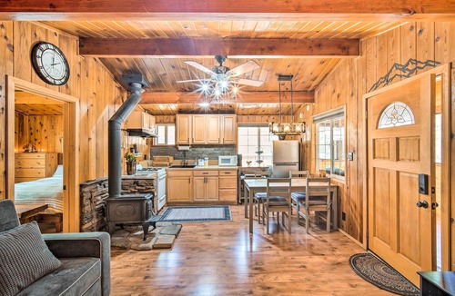 Sugarloaf Cabin | Steps to trails Fireplace Pet & kid friendly