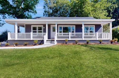 Pilot Mountain House | Steps to Vineyard! Dog-Friendly Pilot Mtn Retreat