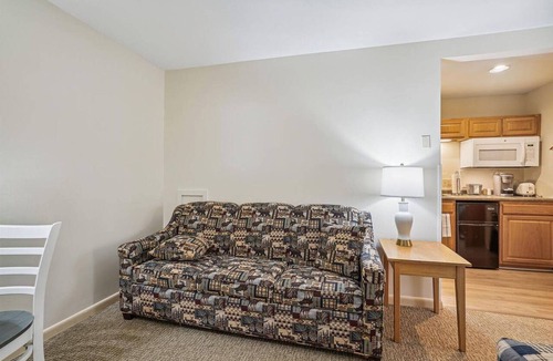West Bridgewater Hotel | Studio Queen/Sleeper sofa with outdoor heated pool 107