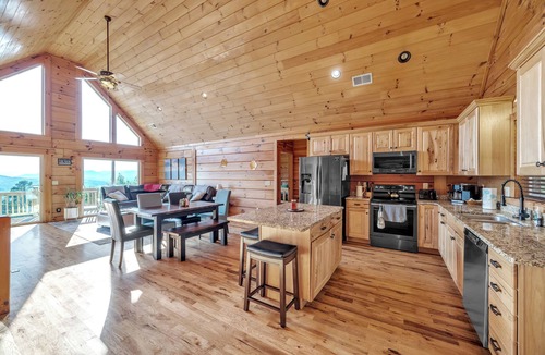 Vein Mountain Cabin | Stunning Mountain Views & Sunsets, Hot Tub + Fire Pit, 4BR Blue Ridge Retreat