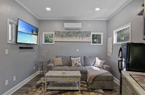 Atlanta Cottage | Stylish Cozy Tiny Home + Private Hot tub Covered Patio 10 min from downtown ATL