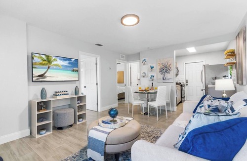 Southwest House | Stylish luxury home near DT & airport