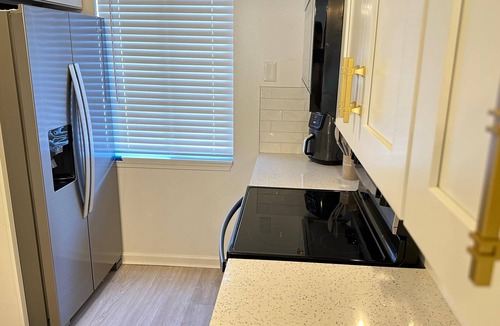 Southside House | Stylish Remodeled Townhouse – Entire Home - Great Location!