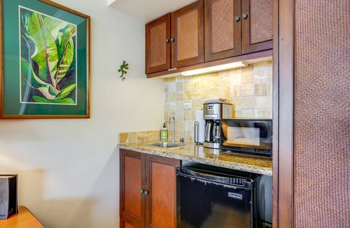 Wailua Apartment | Summer Specials at Islander on the Beach Top Floor Corner Studio with AC