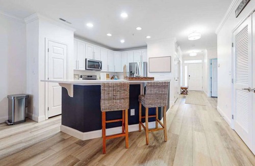 Sunset Island Condo | Sunlit island abode with bayside beach, pools, WiFi, balcony, & AC