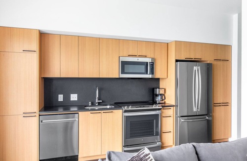 Broadway Apartment | Sunny Capitol Hill 1BR w/W/D, Rooftop, Lounge, near park, by Blueground