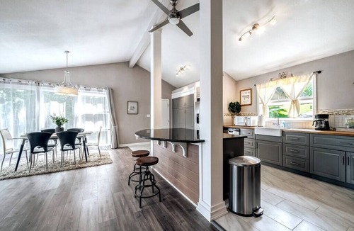 Snellville House | Sunny Deck ALL Rooms w/LAKE VIEW