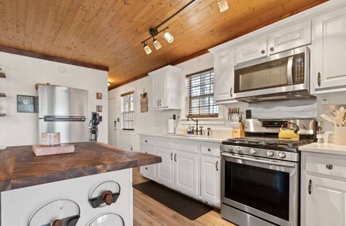 Eatonton House | Sunset Escape, Waterfront, Sleeps 6, Fishing, 2 Kayaks, Games, + Firepit!