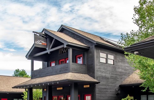 North Creek Hotel | The Alpine Lodge