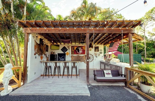 Jupiter Farms House | The Cabin – 3BR Log Retreat w/Outdoor Bar & Grill