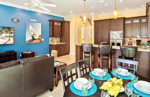Old Town House | *THE CONTENTED CRANE @ OLD TOWN* Home & Pool + Last Key White Glove Service.