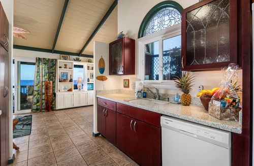 Kahaluu Bay House | The Cottage: Oceanfront Honeymoon Retreat w/Gorgeous Views, By Kahalu'u Beaches