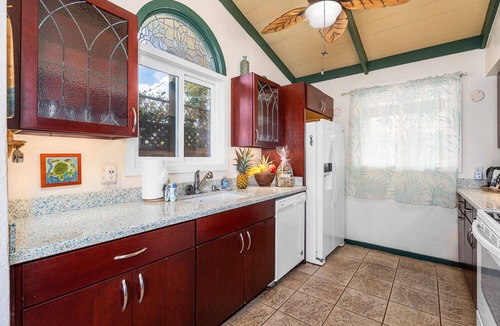 Kahaluu Bay House | The Cottage: Oceanfront Honeymoon Retreat w/Gorgeous Views, By Kahalu'u Beaches