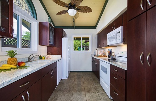 Kahaluu Bay House | The Cottage: Oceanfront Honeymoon Retreat w/Gorgeous Views, By Kahalu'u Beaches