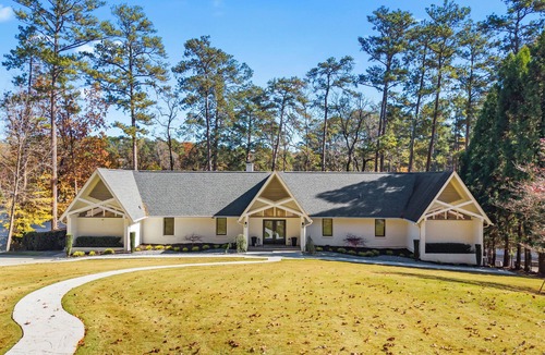 Atlanta House | The LakeHouse - Atlanta: Luxury Lakeside Escape