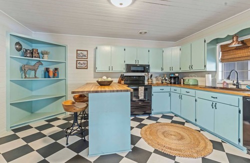 Peach Orchard House | The Lively House - 4 BD Stylish Ranch on 13 AC, 6 MI to Augusta Regional Airport