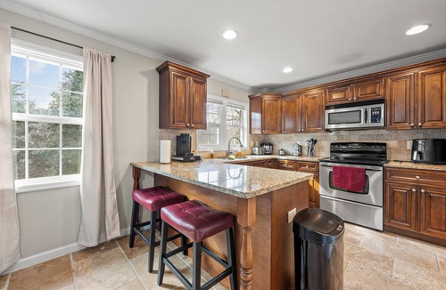 Sylvan Hills House | The Rhitreat - 2BR, 10 Min to Downtown & Airport