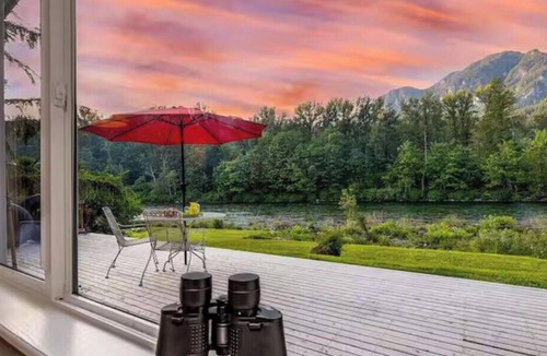 Gold Bar House | The Riverbend Getaway: 3-bedroom cabin on the water