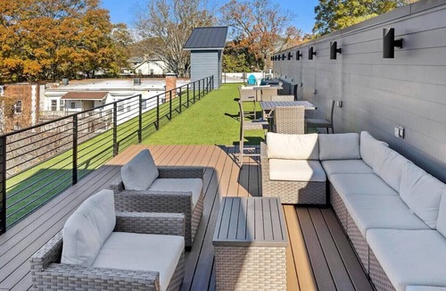 Virginia Highland Apartment | The Scarlet – Midtown Apt w/Balcony & Skyline