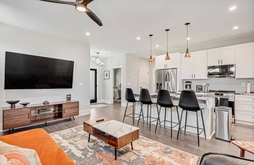 Atlanta Apartment | The Spot on Boone; Modern Garage Apartment 2 blocks from GWCC & Mercedes Benz