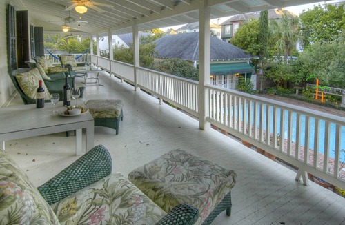 King City House | Three generations enjoy splashes & space. Sleeps 16. Walk to Village & Beach.