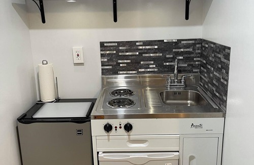 Lilburn House | Tiny House Near Stone Mountain Park Minutes to Atlanta and FIFA.