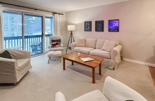 Warren Condo | Top floor condo w/balcony, gas fireplace, tennis, walking/biking trails, w/d