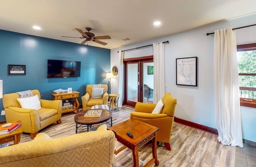 Eatonton Condo | Top-floor Lake Oconee condo with fairway-view balcony, full kitchen