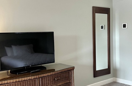 Hanamaulu Resort | TOP Floor- Resort Room on Beach with 4 Pools, AC, Restaurants, No Resort Fee!
