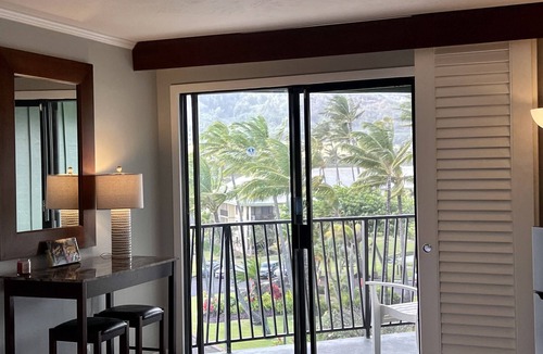 Hanamaulu Resort | TOP Floor- Resort Room on Beach with 4 Pools, AC, Restaurants, No Resort Fee!