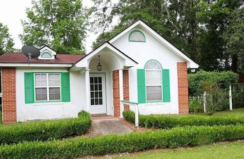 Midway House | Totally Rad Pad at Mid Way Retro Retreat