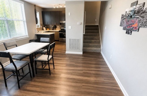 Cumberland House | Townhome Battery Atlanta , Family friendly home ! Sleeps 8+