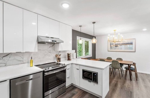 Doraville House | Tranquil Modern 3-BD Retreat in Foodie Paradise!