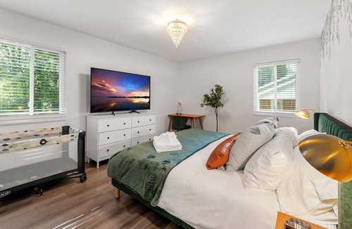 Doraville House | Tranquil Modern 3-BD Retreat in Foodie Paradise!