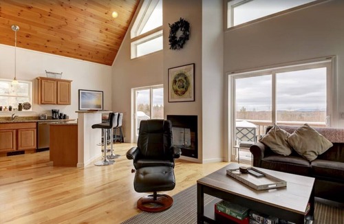 Conway Ski Chalet | Tranquil mountain view home near downtown North Conway Mountain Views. Cable TV.