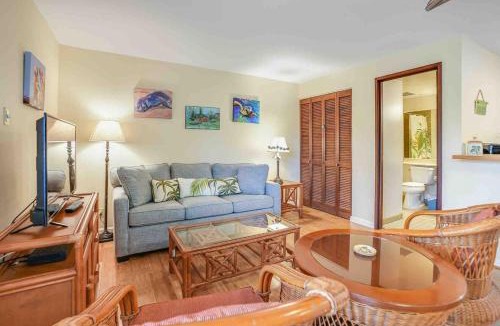 Hanamaulu House | Tropical 1 Bedroom with 2 Full Bath at Resort