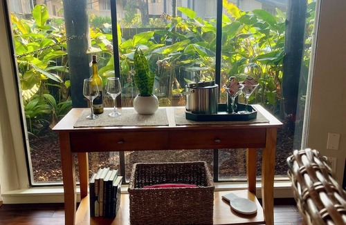 Kaiulani Condo | Tropical Garden Condo with AC and pool