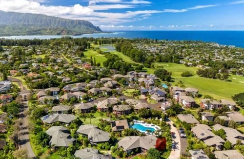 Kaiulani Condo | Tropical Garden Condo with AC and pool