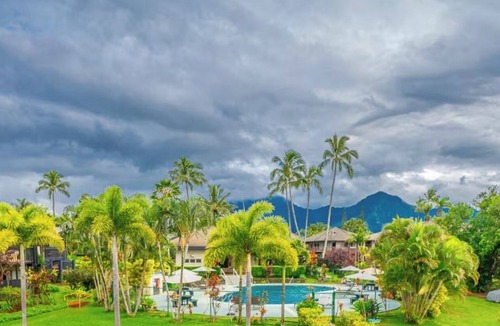 Kaiulani Condo | Tropical Garden Condo with AC and pool
