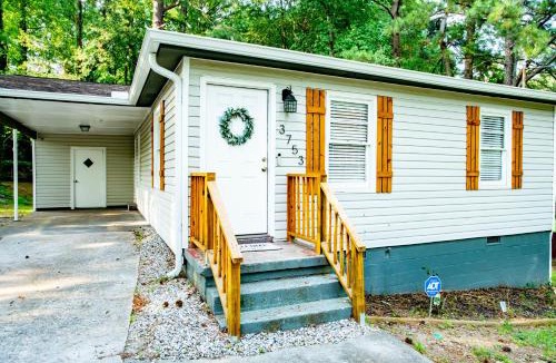 Church Street House | Tucked Away Bungalow Near Airport!