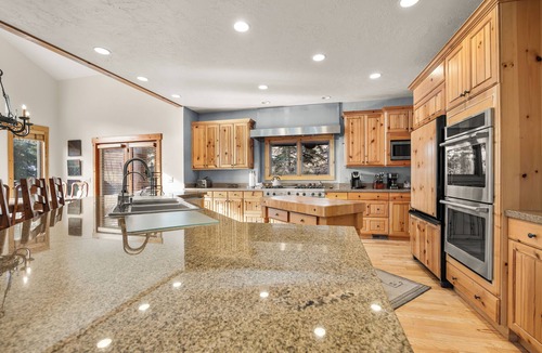 Deer Valley House | Ultimate DV Rental Home! Free Shuttle! Sleeps 15, Hot Tub, Pool Table! 5 Star!