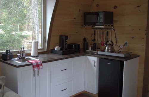 Norway Cabin | Unique 1 bedroom with queen bed, jacuzzi tub and spacious living area