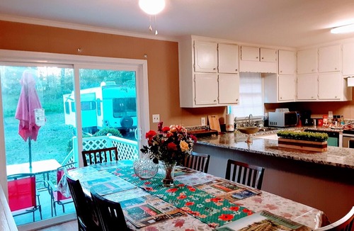 Stockbridge House | Unique Space Awesome 3BR 1.5BT Fenced Sparking Clean Private Safe WiFi-TV@S-ALT