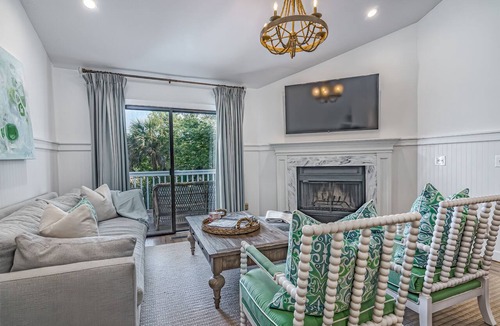 Bald Head Island Condo | Updated condo with balcony view of the golf course! Community Pool