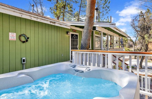 Upper Moonridge Cabin | Upper Moonridge Chalet: 2BR/2BA, Private Hot Tub, Wood Fireplace & WiFi