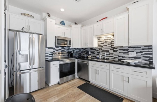 Bacliff House | Upscale Waterfront Home | Hot Tub |Rooftop Balcony